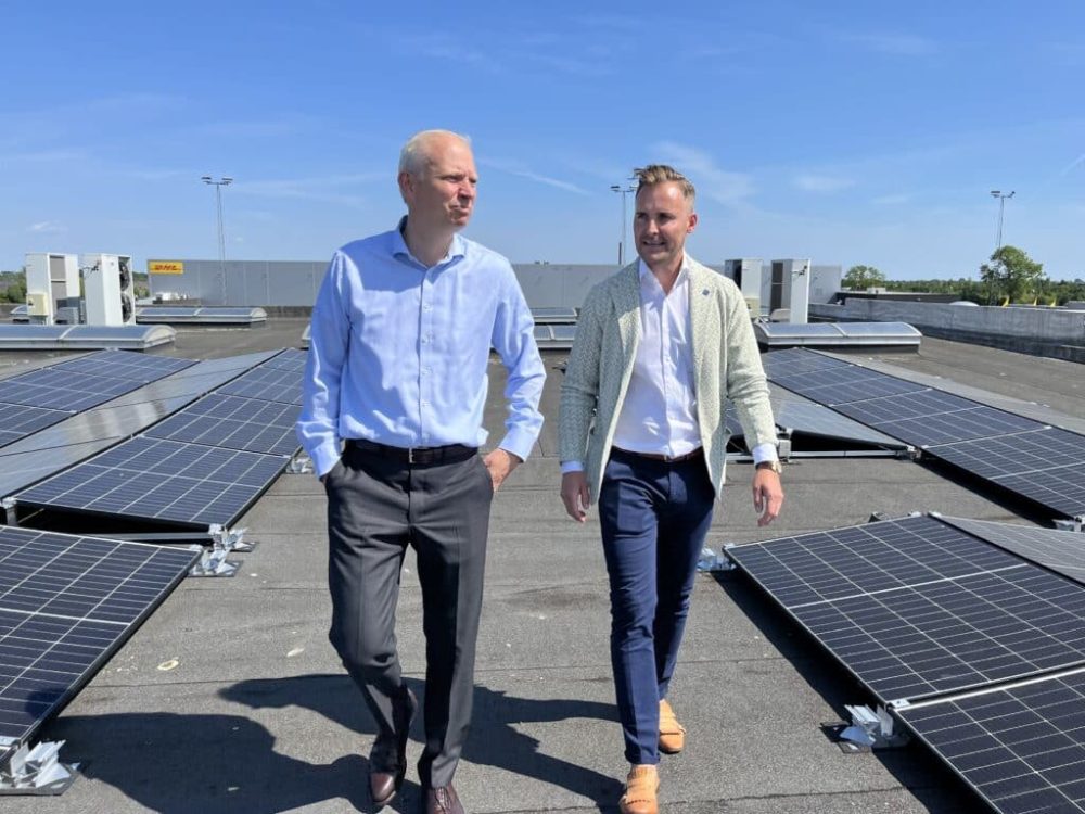 Partner i NRGreen, Simon Borbiconi, og CEO for LEMAN, Bo Lindberg Andersen går tur på taget blandt LEMANs solcelleanlæg.